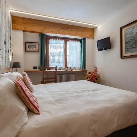 & Ristorante Serenella Готель Брей-Червінія